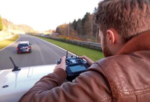 Trasforma la sua Volkswagen Golf Variant in un’auto telecomandata: l’impresa di uno youtuber tedesco [VIDEO]