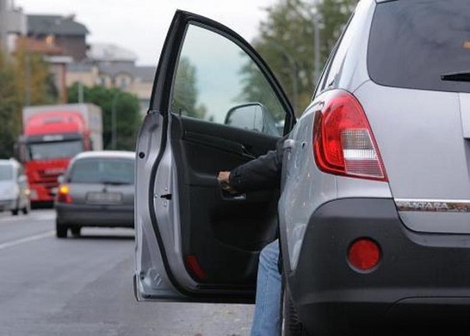 Passeggera apre distrattamente la portiera dell’auto e colpisce pedone: condannata per lesioni colpose