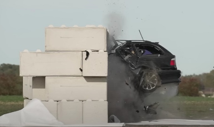 Ecco cosa succede quando un’auto si schianta contro un muro a 150 km/h [VIDEO]