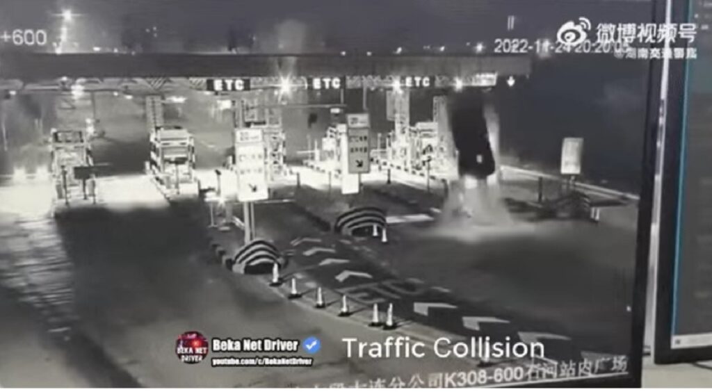 Automobilista cinese sbatte con la sua auto contro il casello e decolla [VIDEO]
