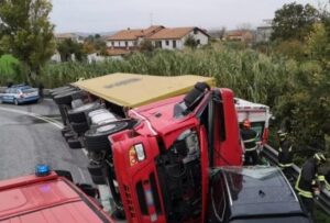 Ancona, camion si ribalta e schiaccia ambulanza: due morti