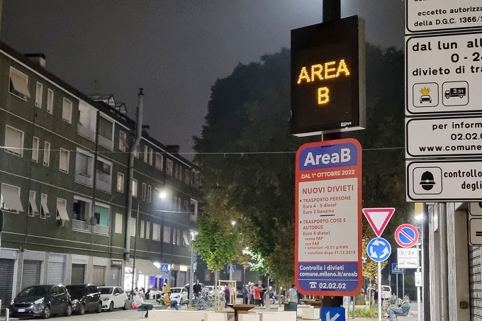 Milano, Area B: termine per la richiesta di deroga prorogato al 31 marzo 2023 per i diesel Euro 5 di chi compra un’auto nuova