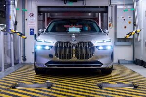 BMW sviluppa una nuova batteria con il 30% di autonomia in più che costa il 50% in meno
