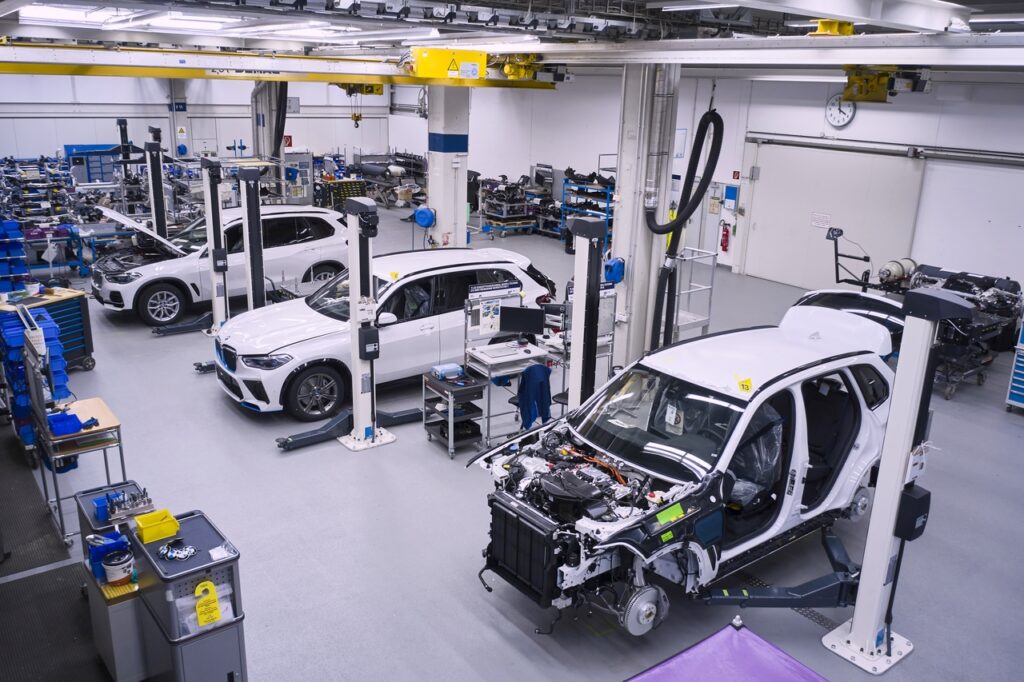 BMW iX5 Hydrogen: partita la produzione del SAV a idrogeno [FOTO]