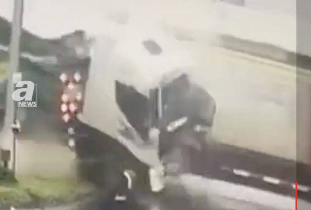 Belgio, treno finisce contro un camion fermo in panne sui binari [VIDEO]