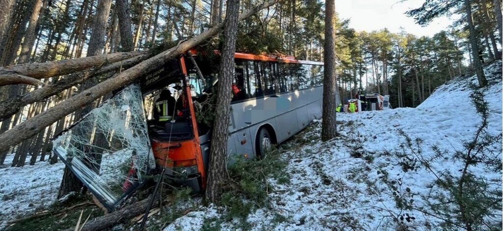 Bolzano, autobus precipita nel bosco a causa della strada ghiacciata