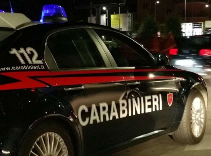 Caselle Torinese, auto si schianta contro un muro: morto il 18enne alla guida, era senza patente