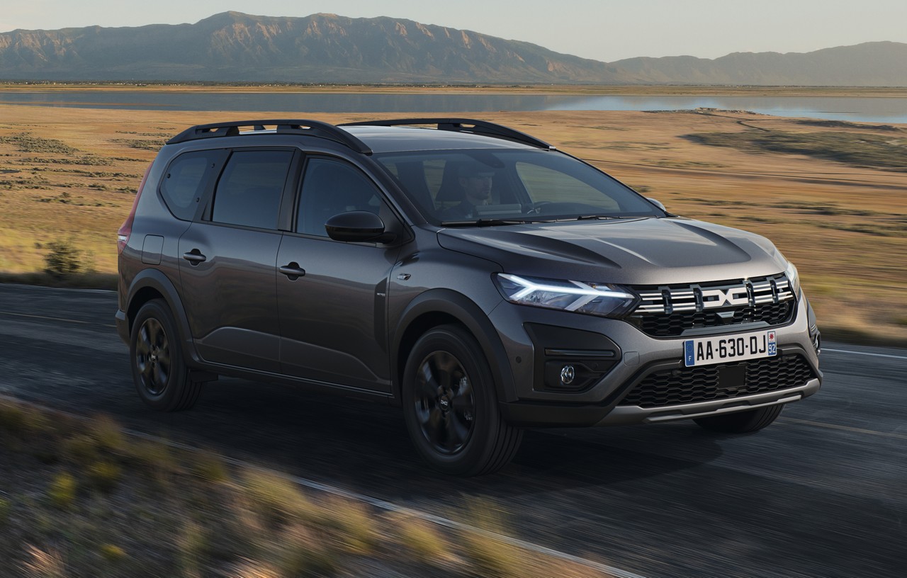 Dacia Jogger Hybrid 2023: arriva a marzo, da 25.200 euro