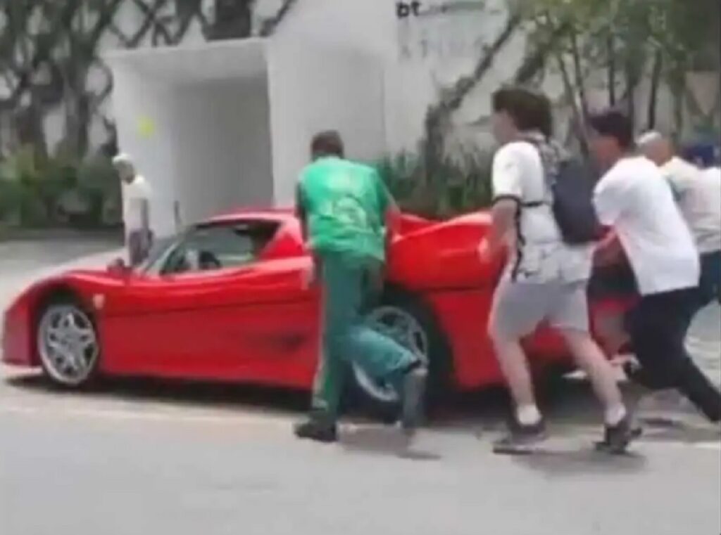 Ferrari F50: in sei spingono la supercar rimasta ferma per strada [VIDEO]