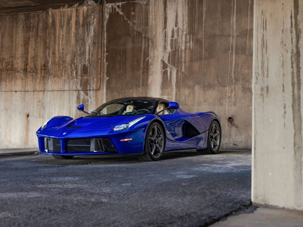 Ferrari LaFerrari: all’asta l’unico esemplare in Blu Elettrico con interni Crema [FOTO]