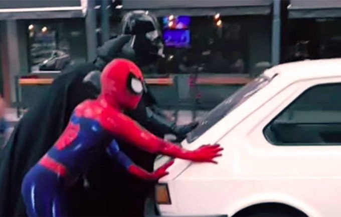 Fiat 147 in panne, niente paura: a spingerla ci sono Spiderman, Batman e Darth Vader [VIDEO]