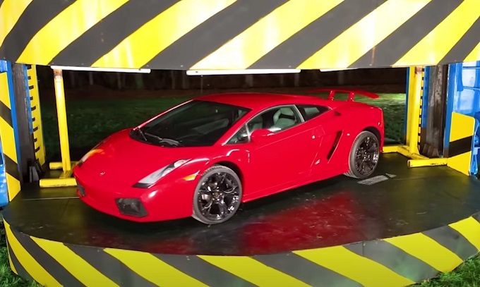 Lamborghini schiacciata con la pressa idraulica da uno youtuber [VIDEO]