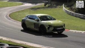 Lotus Eletre: proseguono i test in pista per il super SUV elettrico [VIDEO SPIA]