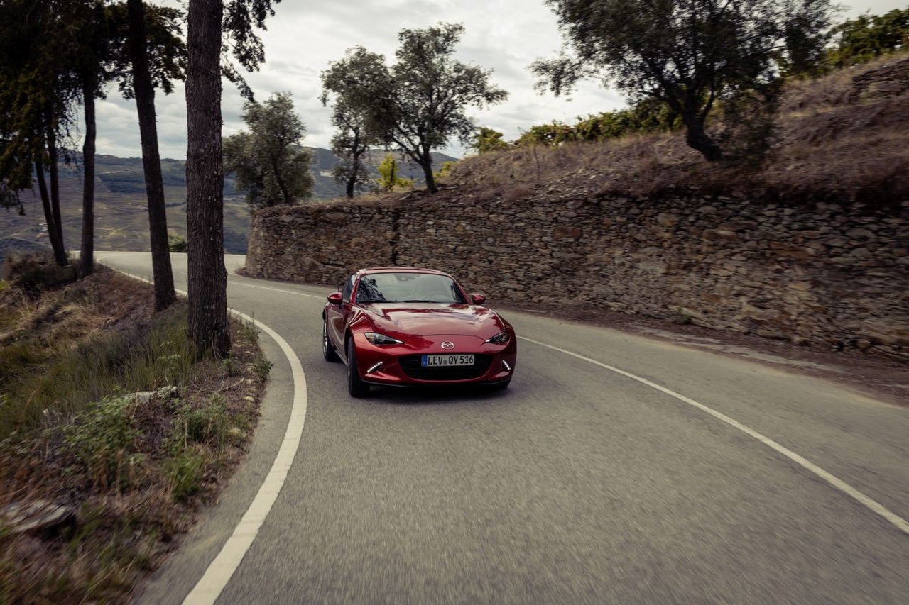 Mazda MX-5: la prossima generazione sarà elettrificata e arriverà nel 2026