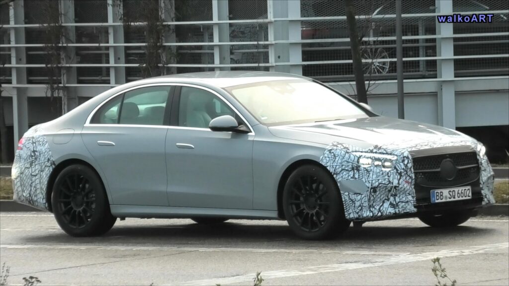 Mercedes Classe E 2024: l’ultimo prototipo ha pochissimo camuffamento [VIDEO SPIA]