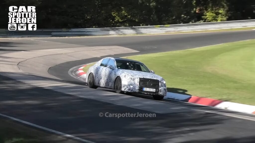 Mercedes Classe E 2024: nuovi test sul circuito del Nurburgring prima del debutto [VIDEO SPIA]