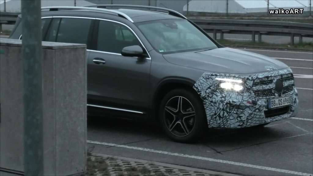 Mercedes GLB 2024: il nuovo restyling si mostra ancora una volta su strada [VIDEO SPIA]