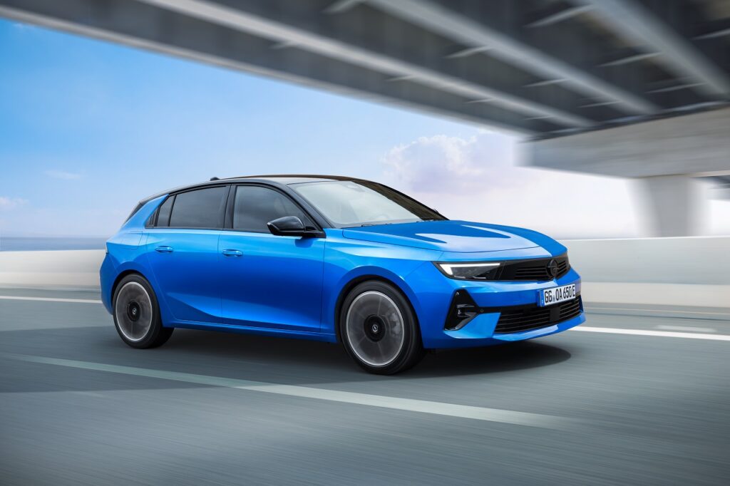 La nuova Astra Electric guida l’offensiva di elettrificazione di Opel