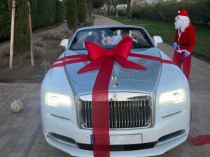 Cristiano Ronaldo, che regalo sotto l’albero di Natale! C’è una Rolls-Royce Dawn da 350.000 euro [VIDEO]
