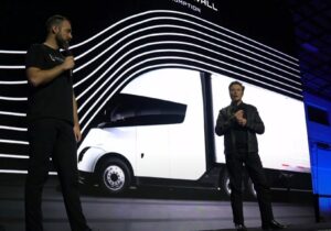 Tesla Semi: Elon Musk consegna le chiavi dei primi esemplari del suo camion elettrico [VIDEO]