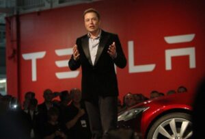 Il tracollo di Tesla: nel 2022 il valore delle azioni è diminuito di quasi il 70%
