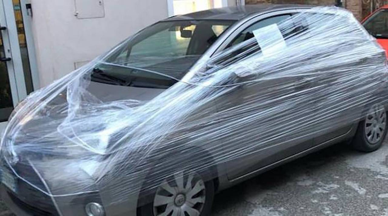 Ravenna, avvolge nel cellophane una Toyota Yaris perché sempre parcheggiata davanti al suo negozio