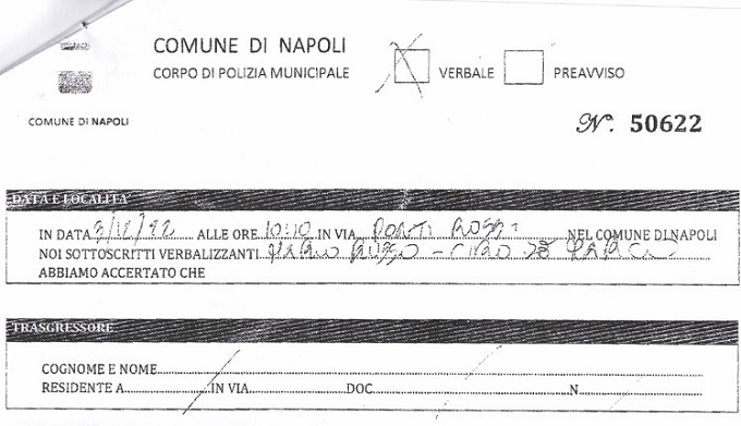 Napoli, multe sui parabrezza con “l’Iban del Comune”: ma sono false, è una truffa