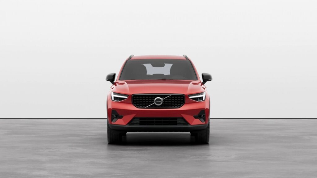 Volvo XC40 2023: il VIDEO del restyling del SUV elettrico