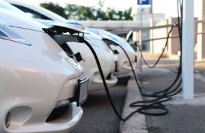 Auto elettriche “vietate” in Svizzera: la possibile misura per far fronte alla crisi energetica