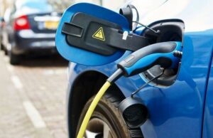 Francia, il Senato vuole tagliare gli incentivi alle auto elettriche: “Soldi che finanziano le aziende cinesi”