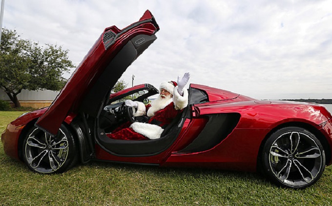 La slitta di Babbo Natale vs le supercar più veloci del mondo