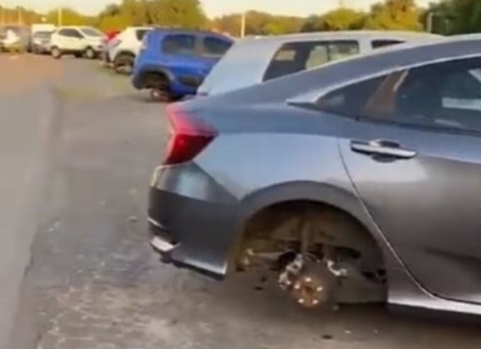 Argentina, mentre i tifosi festeggiano la nazionale i ladri rubano cerchi e pneumatici dalle loro auto [VIDEO]