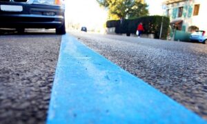 Paga la sosta sulle strisce blu, minacciato dal parcheggiatore abusivo: “Paga anche me o ti buco le gomme”