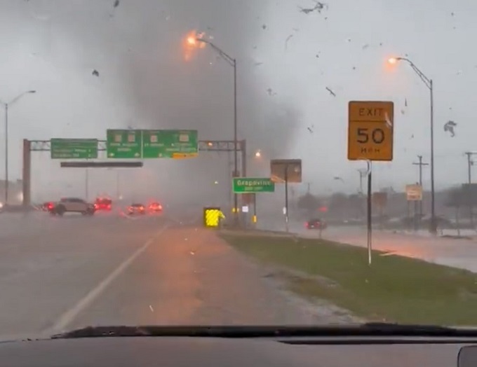 Sorpreso da un tornado in autostrada mentre guida ascoltando canzoni di Natale [VIDEO]