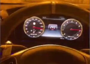 Folle corsa a 301 km/h sull’Autofiori con una sola mano sul volante: il video postato su Instagram