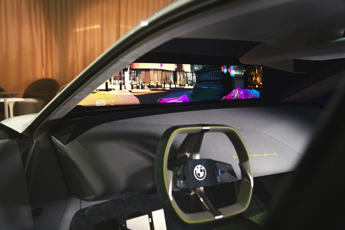 BMW dice addio ai grandi schermi sul cruscotto, sui futuri modelli ci sarà solo l’head-up display