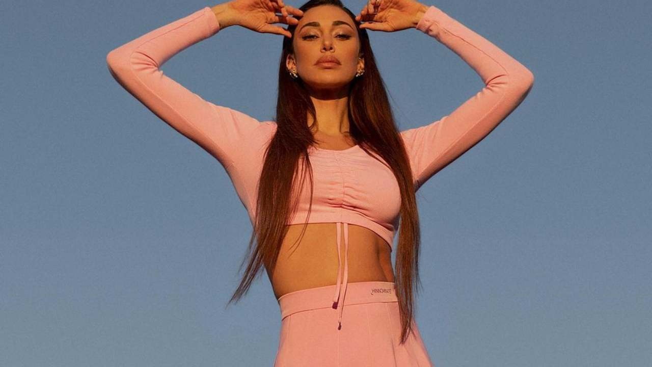 Belen Rodriguez blocca il traffico parcheggiando sui binari del tram