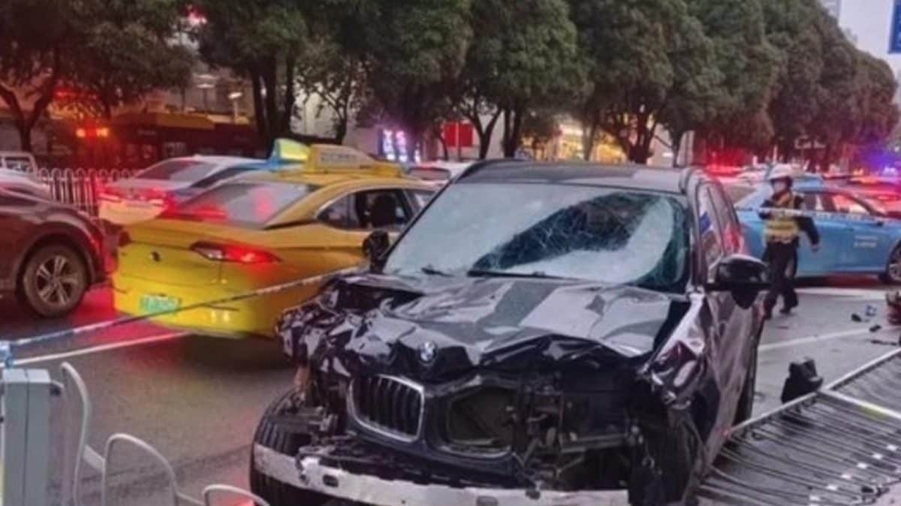 Cina, investe 18 persone col suo SUV e poi lancia soldi ai passanti