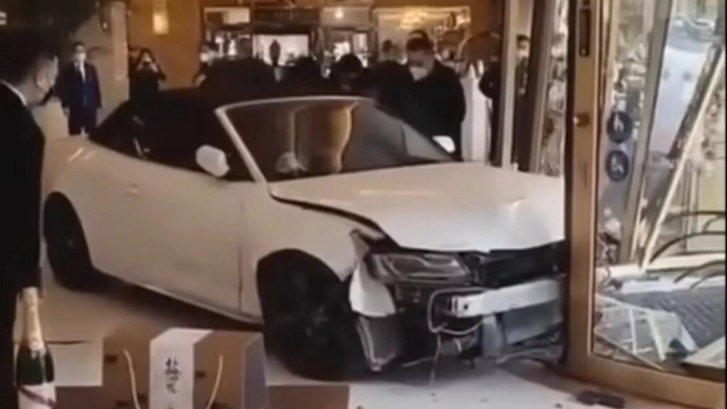 Ospite infuriato guida un’Audi nella hall di un hotel [VIDEO]