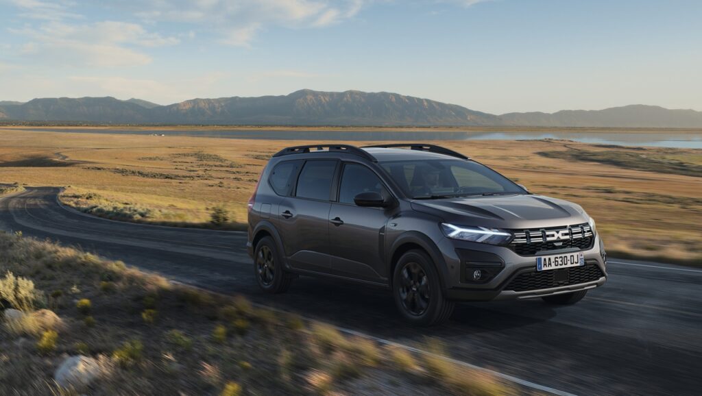 Dacia Jogger Hybrid 140: al via gli ordini in Italia della variante ibrida da 140 CV