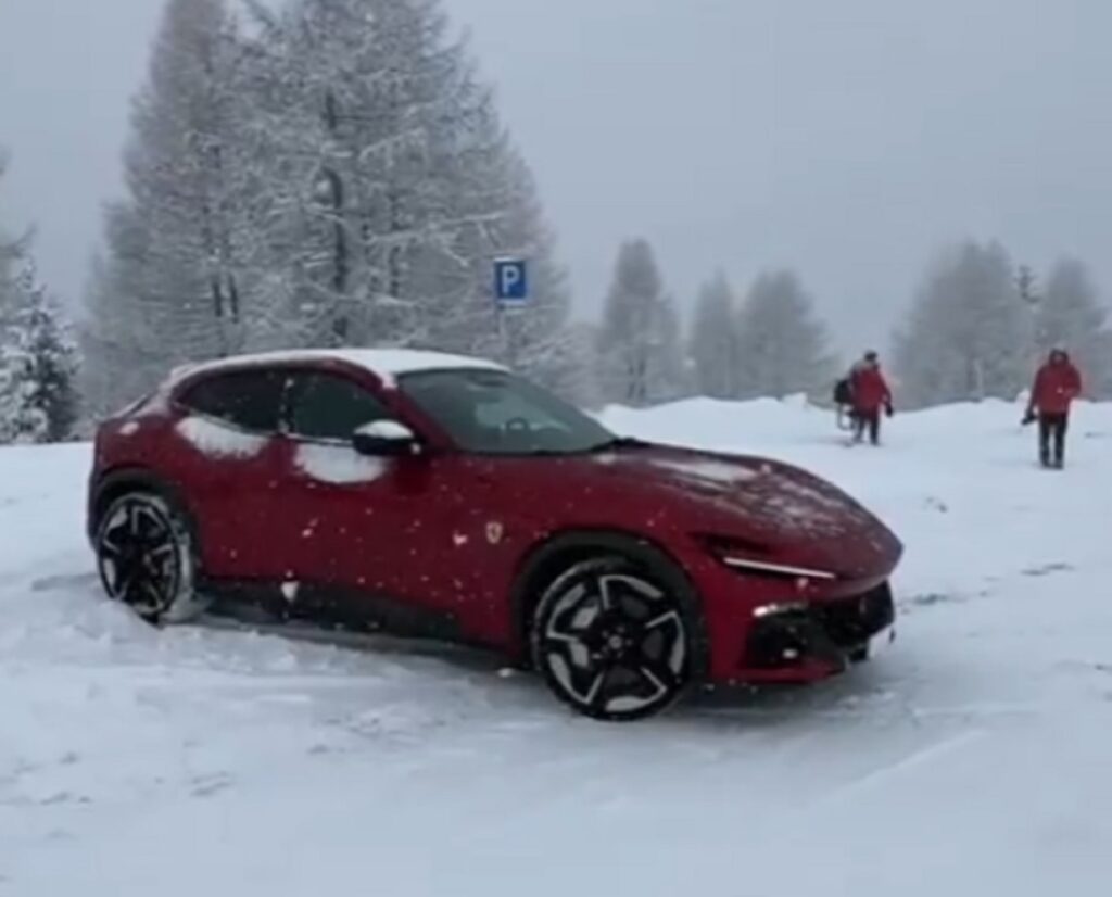 Ferrari Purosangue si scatena sulle Dolomiti [VIDEO]