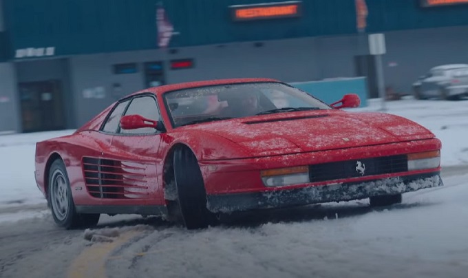 Ferrari Testarossa: fascinoso spettacolo in rosso danzando sulla neve [VIDEO]