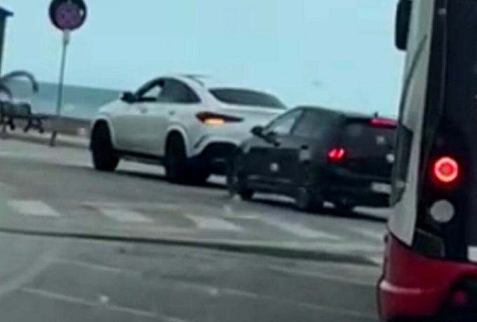 Bari, rubano una Mercedes spingendola in strada con una Golf [VIDEO]