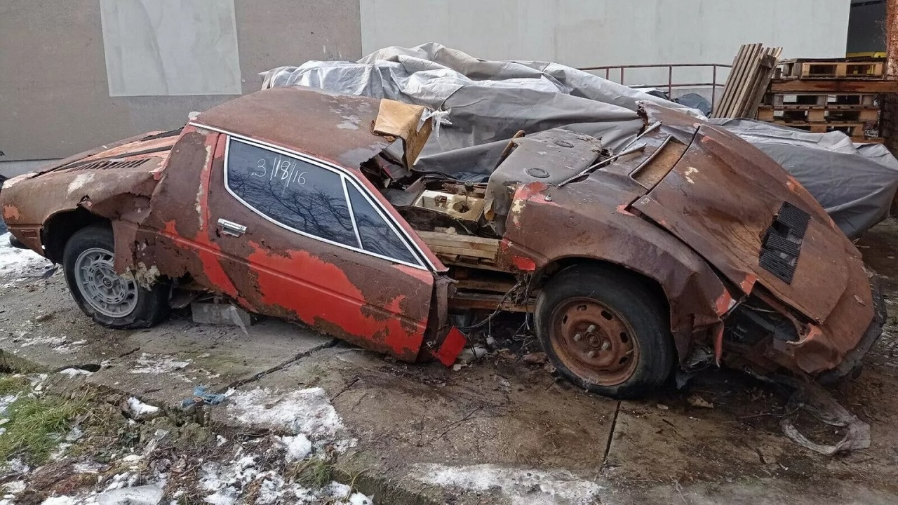 Una Maserati Merak completamente distrutta in vendita a 15.000 euro