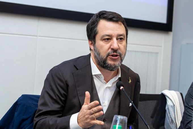 Stop auto benzina e diesel dal 2035, Salvini: “Un suicidio economico e sociale per l’Europa, un favore alla Cina”