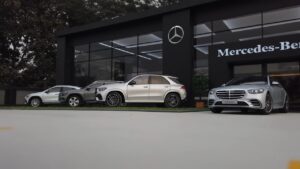 Mercedes: ecco una concessionaria molto fedele in scala 1:18 [VIDEO]