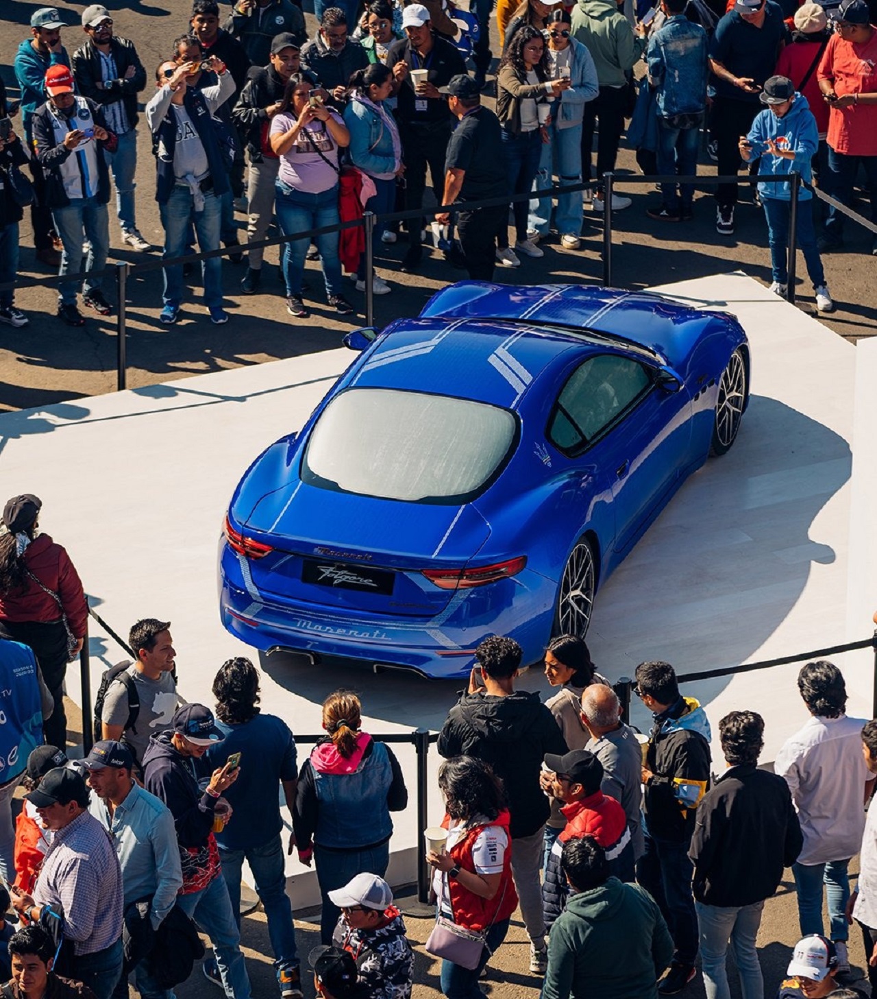 Maserati GranTurismo Folgore: bagno di folla in Messico per la vettura del Tridente