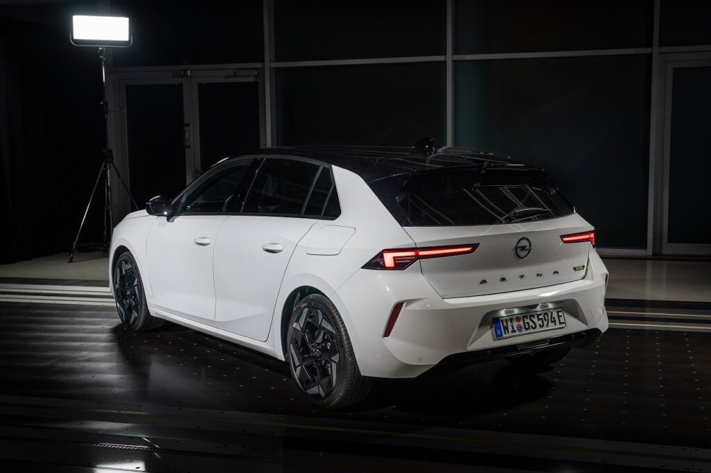 Nuova Opel Astra GSe 