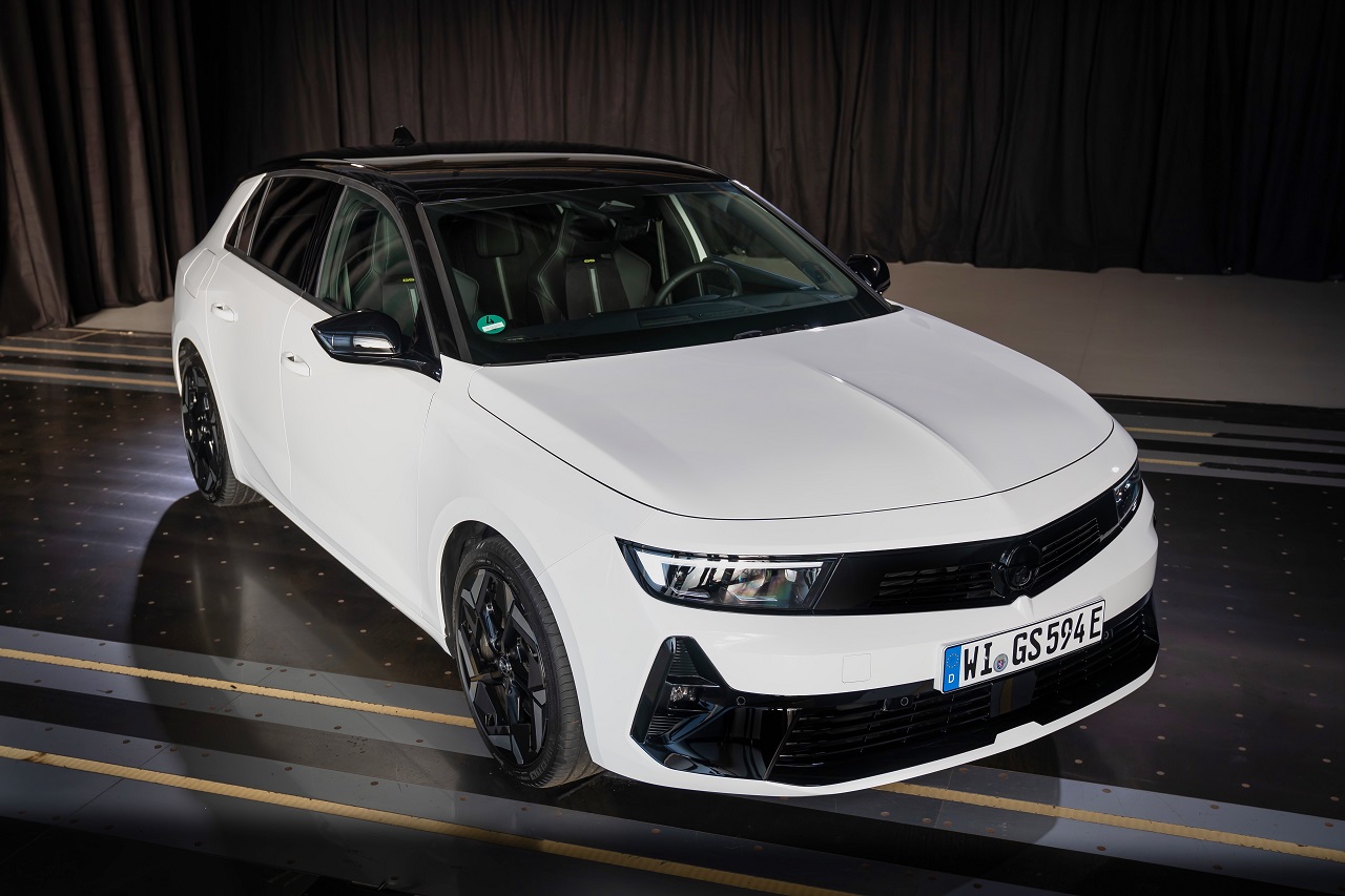 Nuova Opel Astra GSe: tutti i dettagli del nuovo modello spiegati dal designer Eun Seok Lee