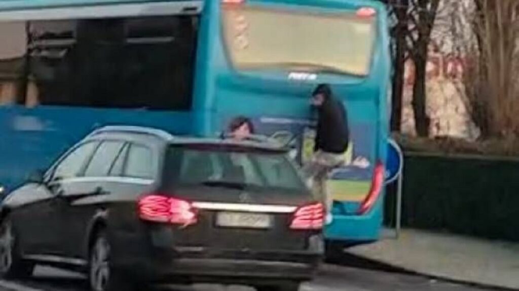 Ragazzo appeso all’autobus: un nuovo video, il “bus surfing” dilaga